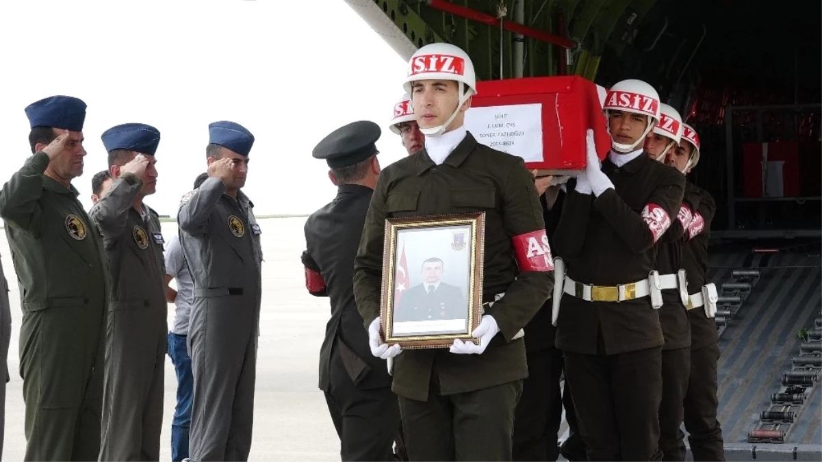 Rizeli Şehit Uzman Çavuş Soner Fazlıoğlu\'nun Cenazesi Rize\'ye Gönderilmek Üzere Askeri Uçakla...