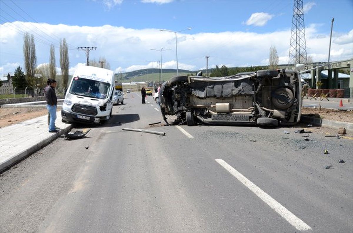 Sarıkamış\'ta Trafik Kazası: 2 Yaralı