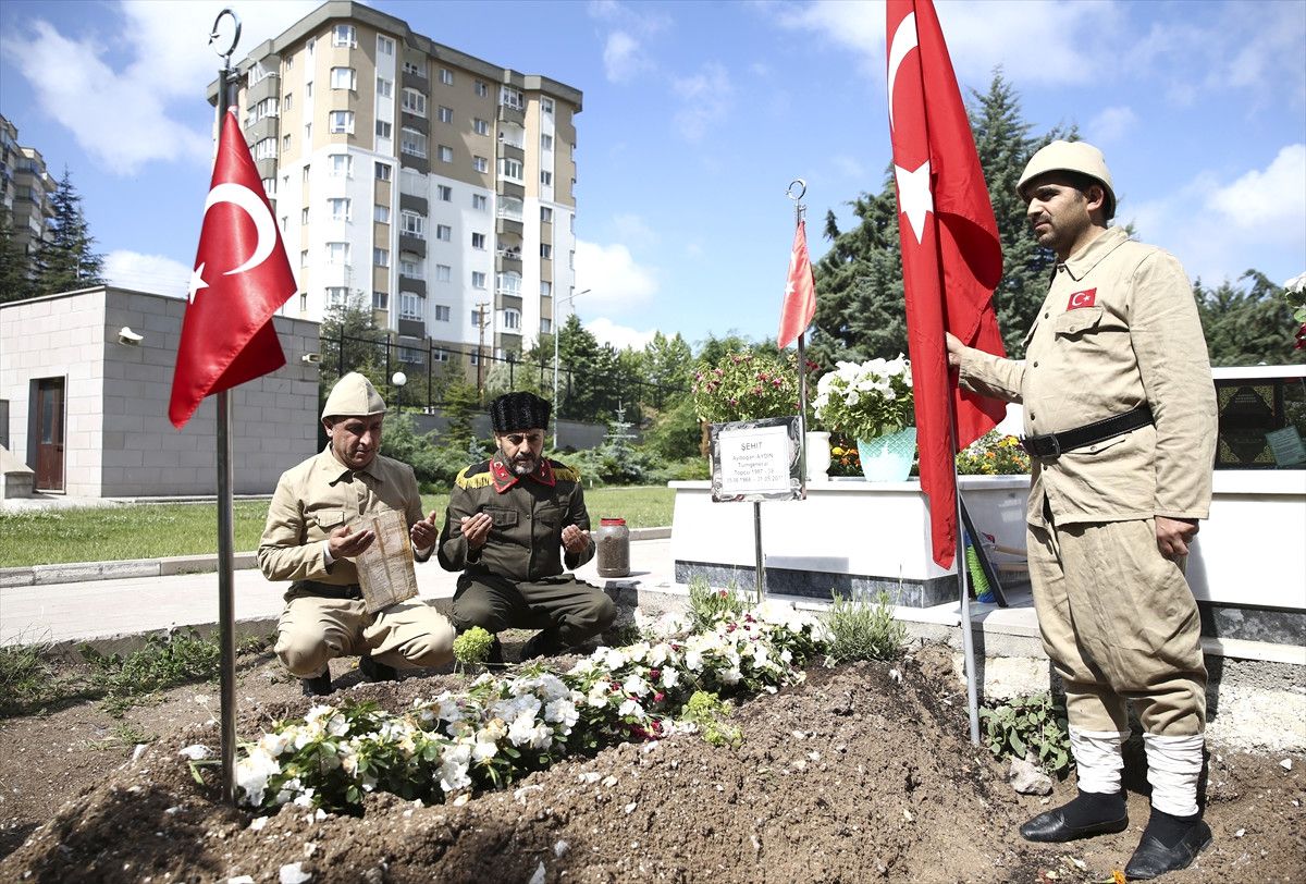 Şehit Tümgeneral Aydın\'ın Kabrine Memleket Toprağı Serpildi
