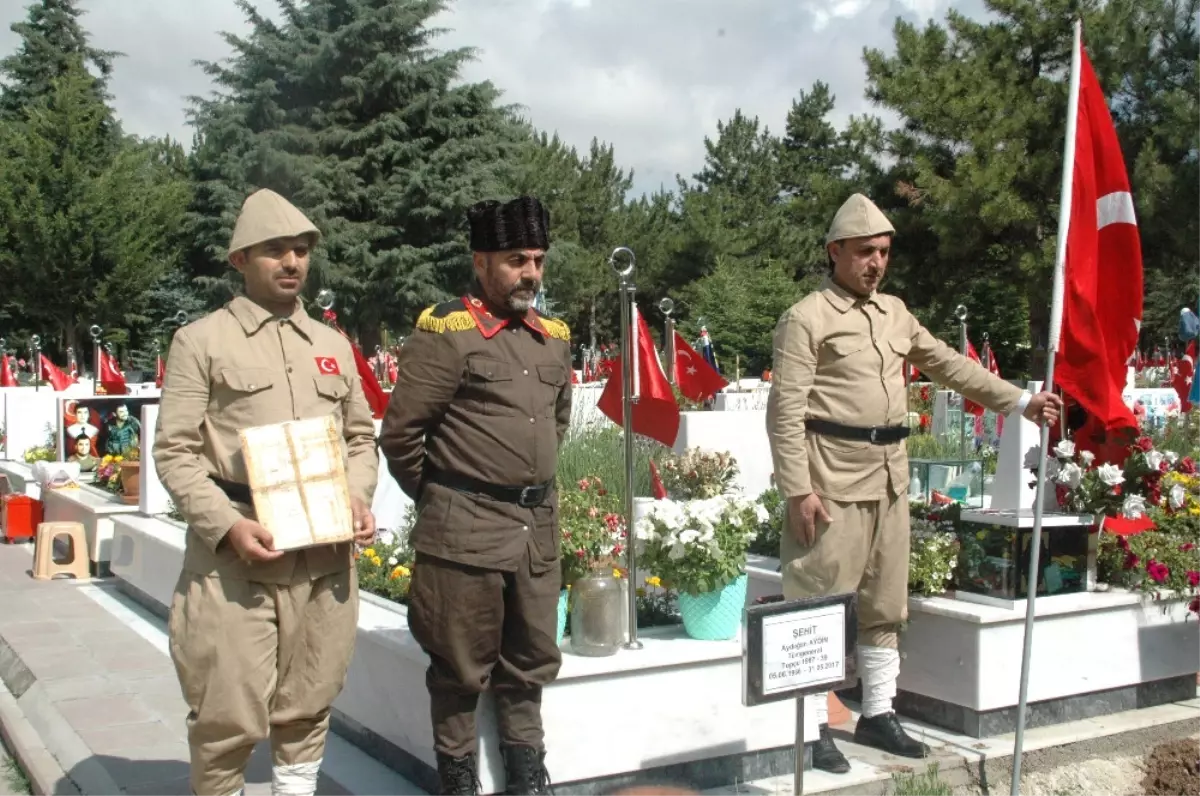 Şehit Tümgeneral Aydoğan Aydın\'ın Mezarı Başında Nöbet