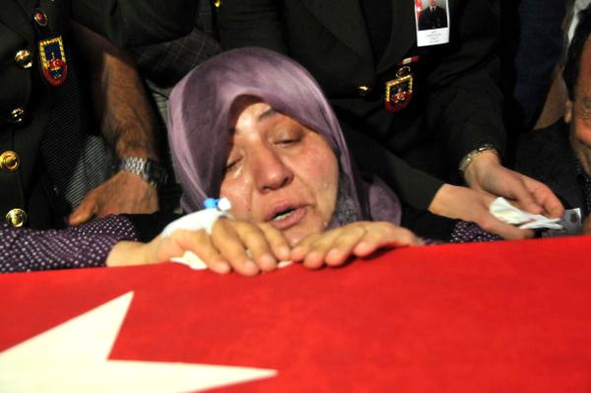 Şehit Uzman Çavuş Fazlıoğlu\'nun Cenazesi Rize\'ye Uğurlandı (2)