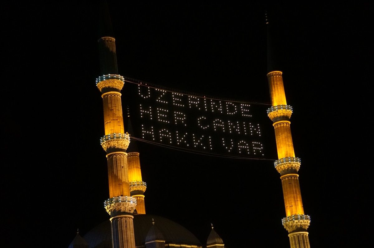 Selimiye Camisi\'ne "Üzerinde Her Canın Hakkı Var." Yazılı Mahya Asıldı