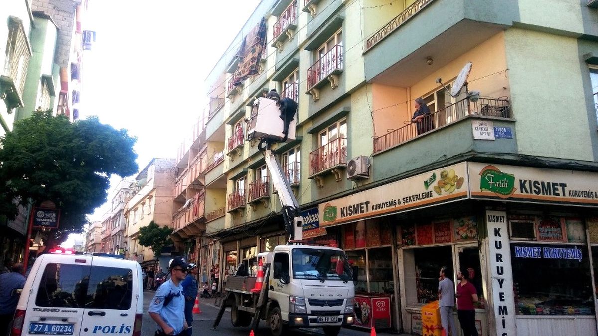 Tele Düşen Halı Polis ve İtfaiyeyi Harekete Geçirdi