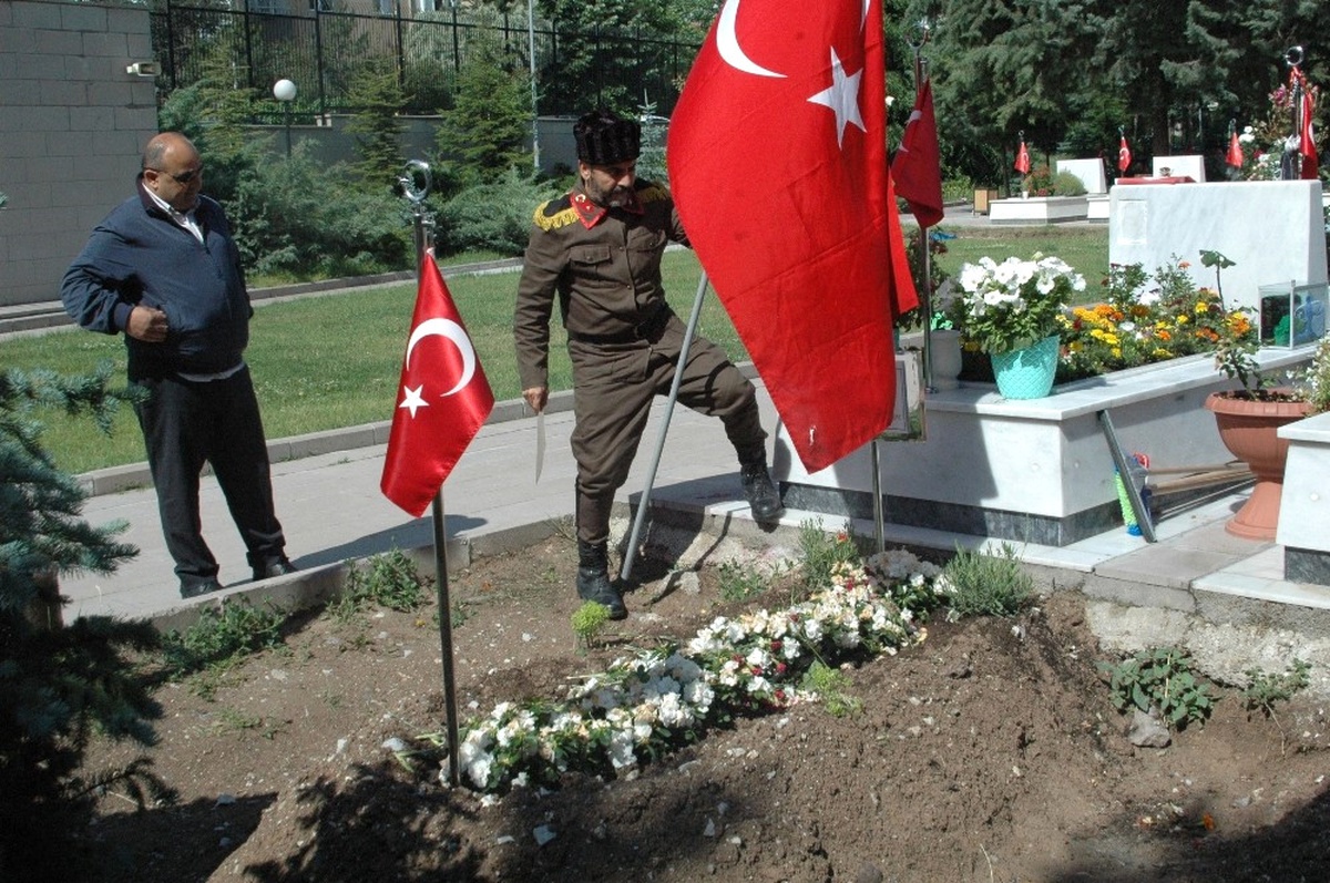 Tümgeneral Aydın\'ın Mezarına Memleket Toprağı