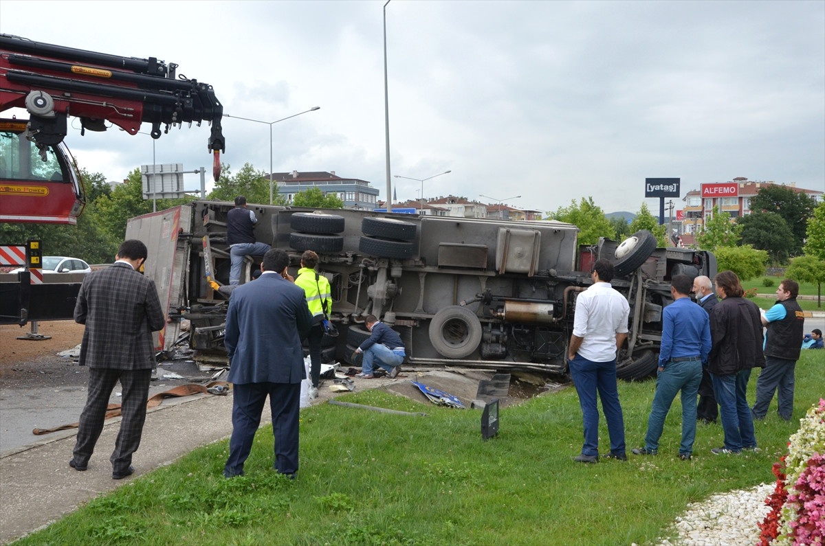 Yalova\'da Zincirleme Trafik Kazası: 2 Yaralı