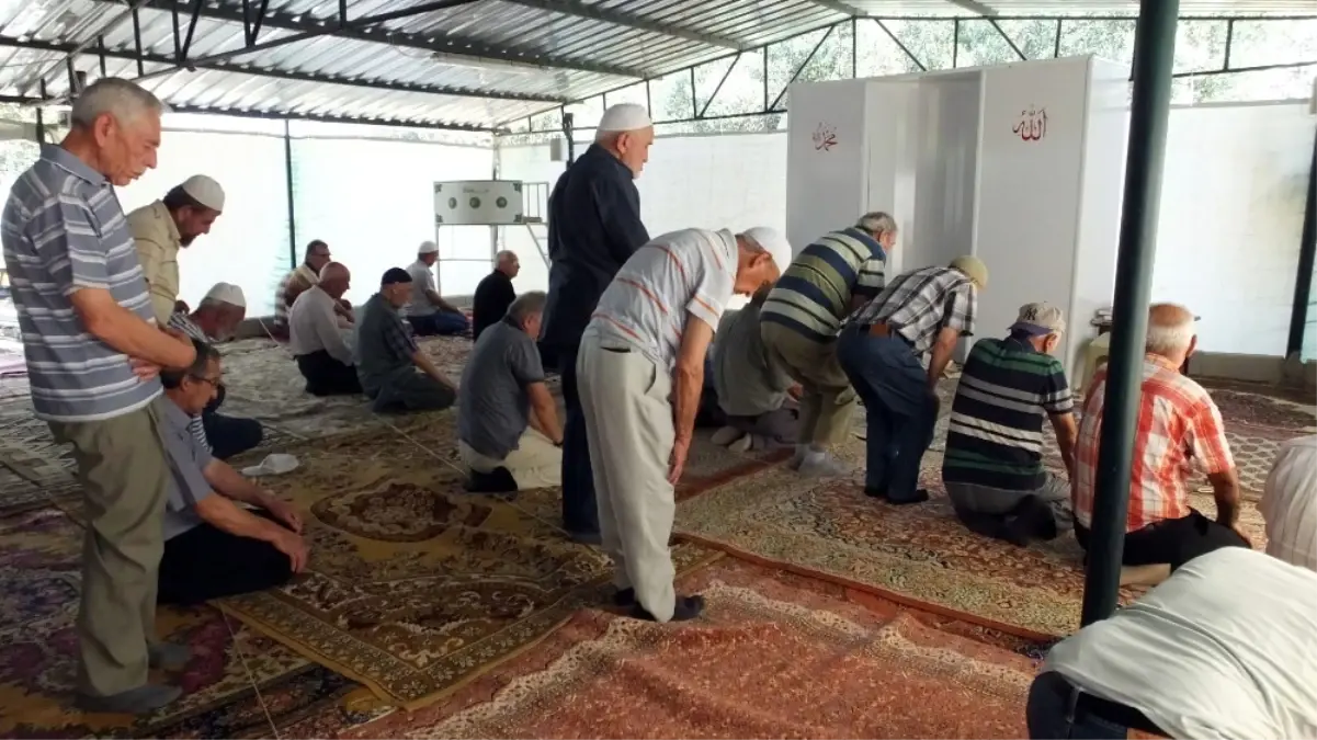 5 Yıldır Çadırda Namaz Kılıyorlar