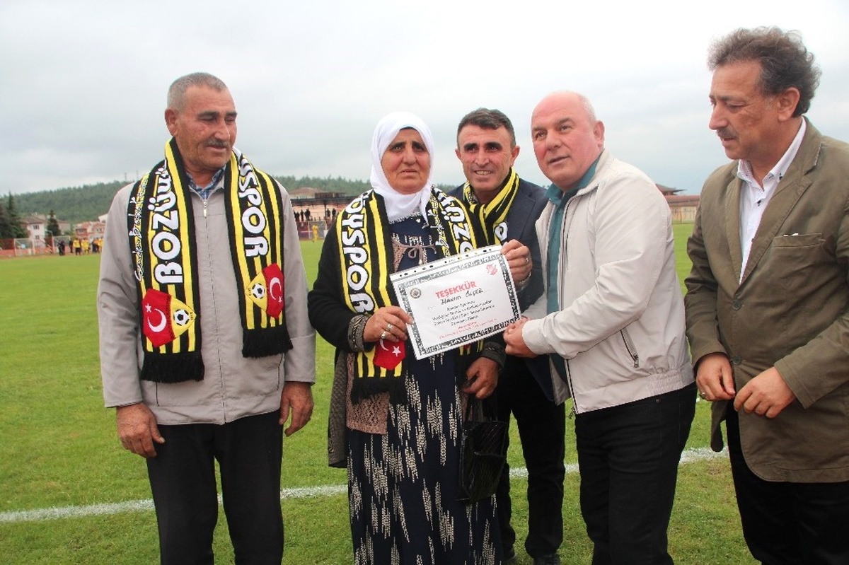 70 Yaşında Fanatik Beşiktaşlı Teyzeye Teşekkür Belgesi ve Madalya Verildi