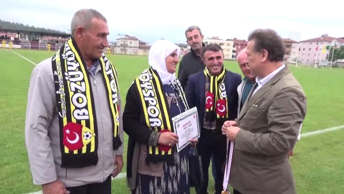 70 Yaşındaki Kadın Taraftara Madalya
