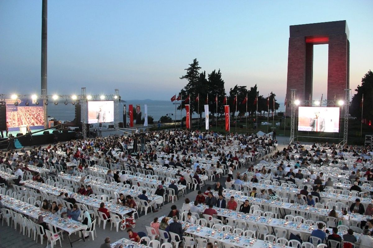 AK Parti İstanbul İl Başkanlığından Şehitler Abidesi\'nde İftar