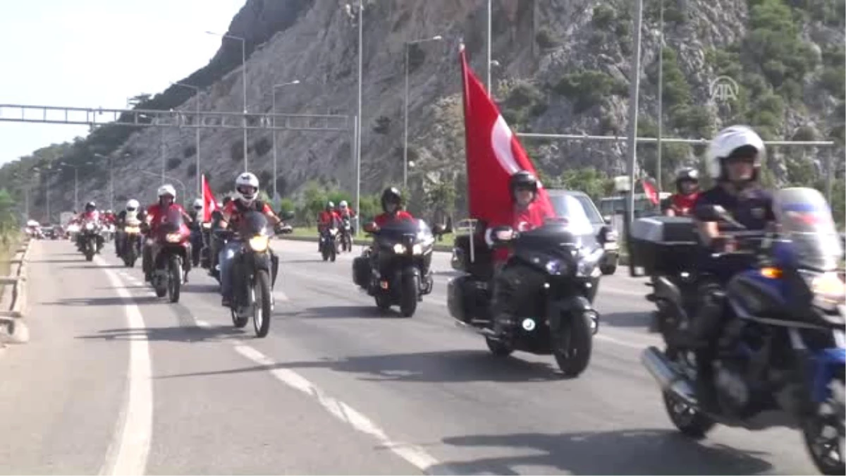 Antalya\'da 300 Motorcu Jandarma İçin Kortej Oluşturdu
