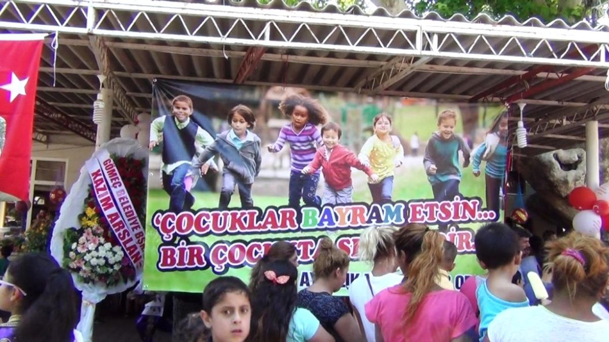 Balıkesir\'de 300 Çocuğa Erken Bayram Hediyesi