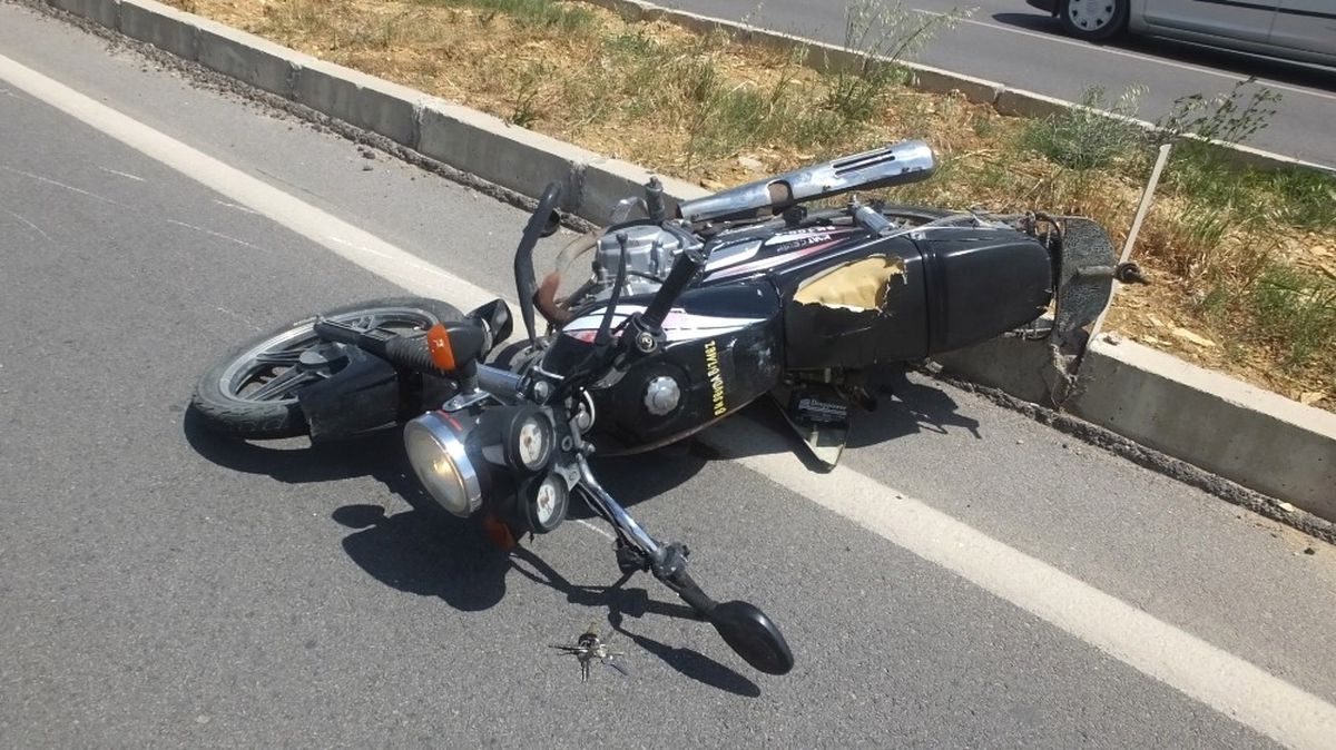Balıkesir\'de Motosiklet Minibüse Çarptı: 2 Yaralı