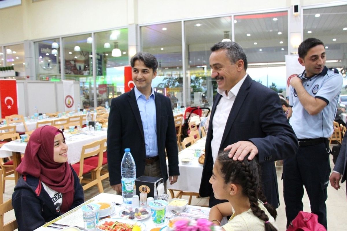 Başkan Tutal Yetim ve Öksüzlerle İftar Yemeğinde Buluştu
