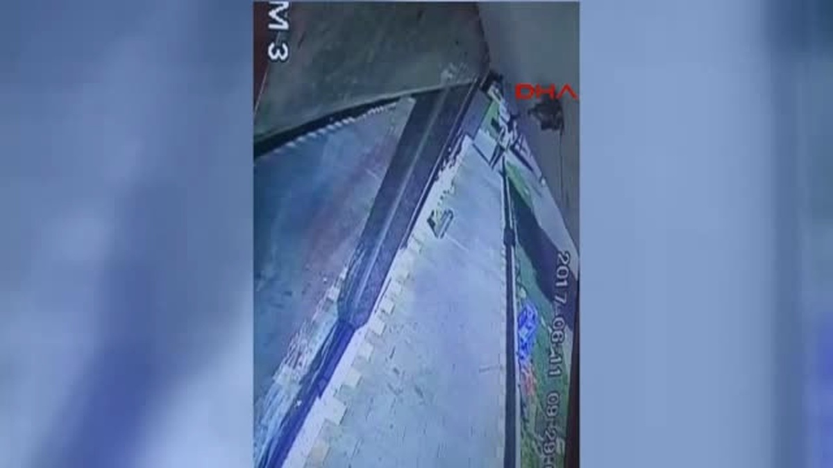 Denzili Köftecinin Önünden Ekmek Hırsızlığı Güvenlik Kamerasında