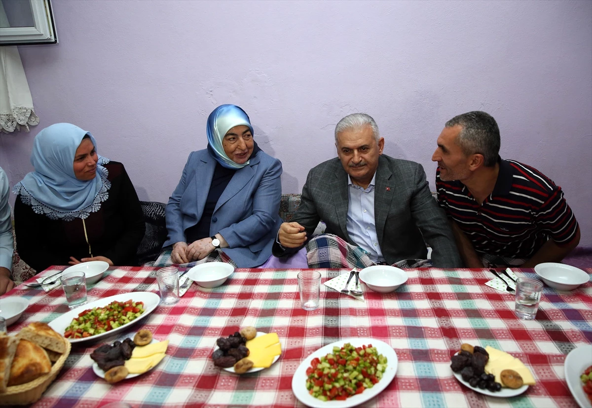 Dha İstanbul - Başbakan Binali Yıldırım Sancaktepe\'de Bir Ailenin İftarına Katıldı