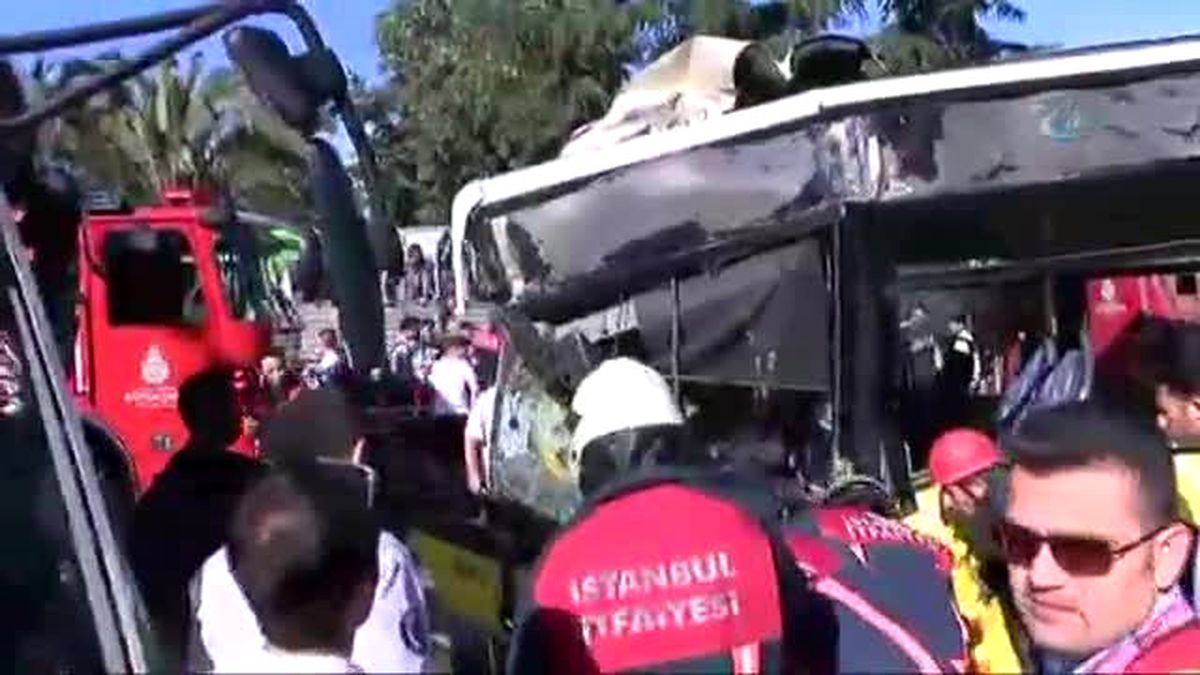 Dha İstanbul- Metrobüste Sıkışan Sürücü Kurtarıldı