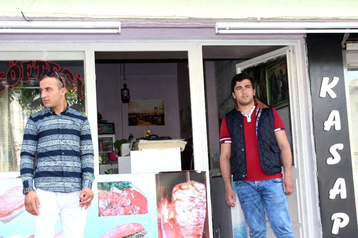 Dönercinin Kapısındaki Ekmekleri Çaldılar