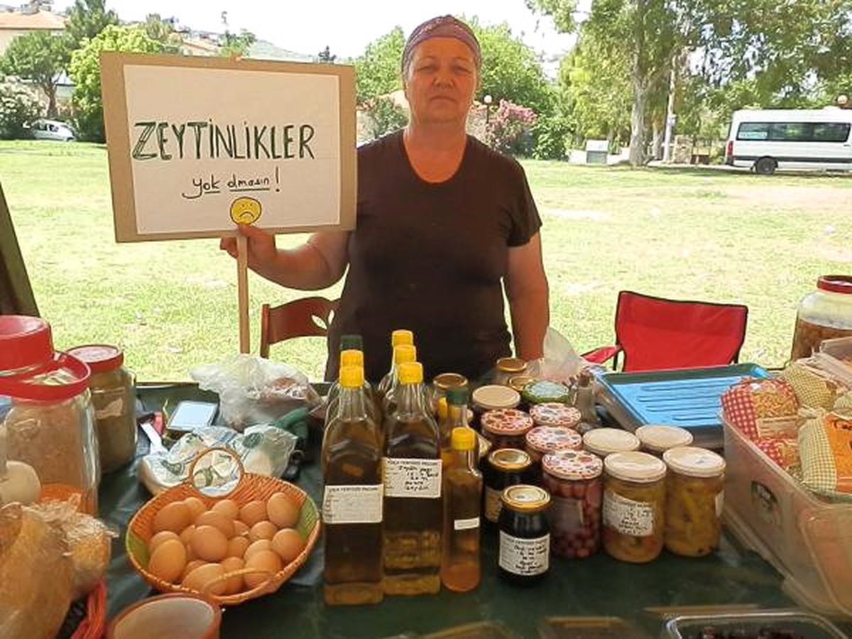 Foça Yeryüzü Pazarı\'nda \'Zeytinime Dokunma\' Eylemi