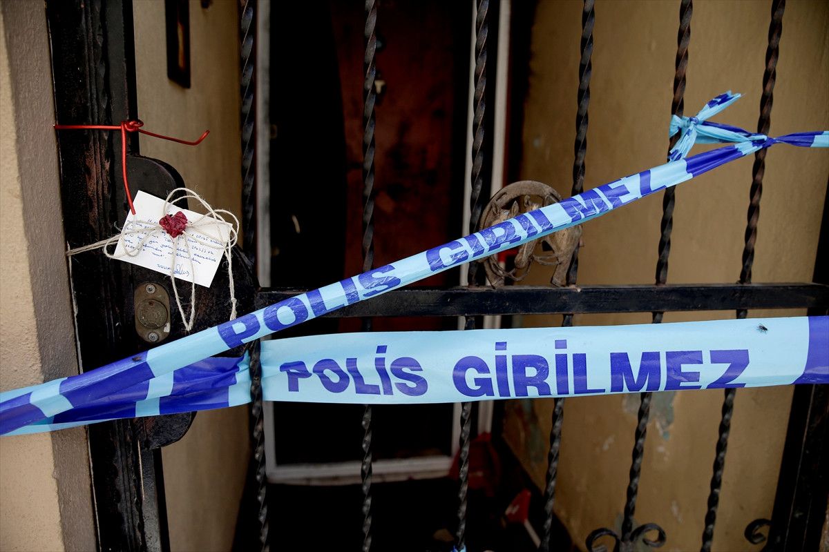Güncelleme 2 - İzmir\'de 3 Kişiyi Öldürüp Evi Ateşe Verdiler