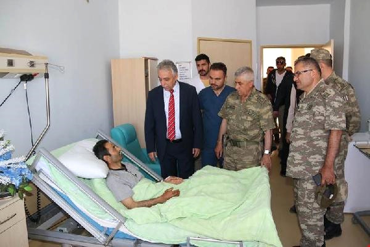 Hakkari Valisi Toprak Yaralı Korucuyu Ziyaret Etti