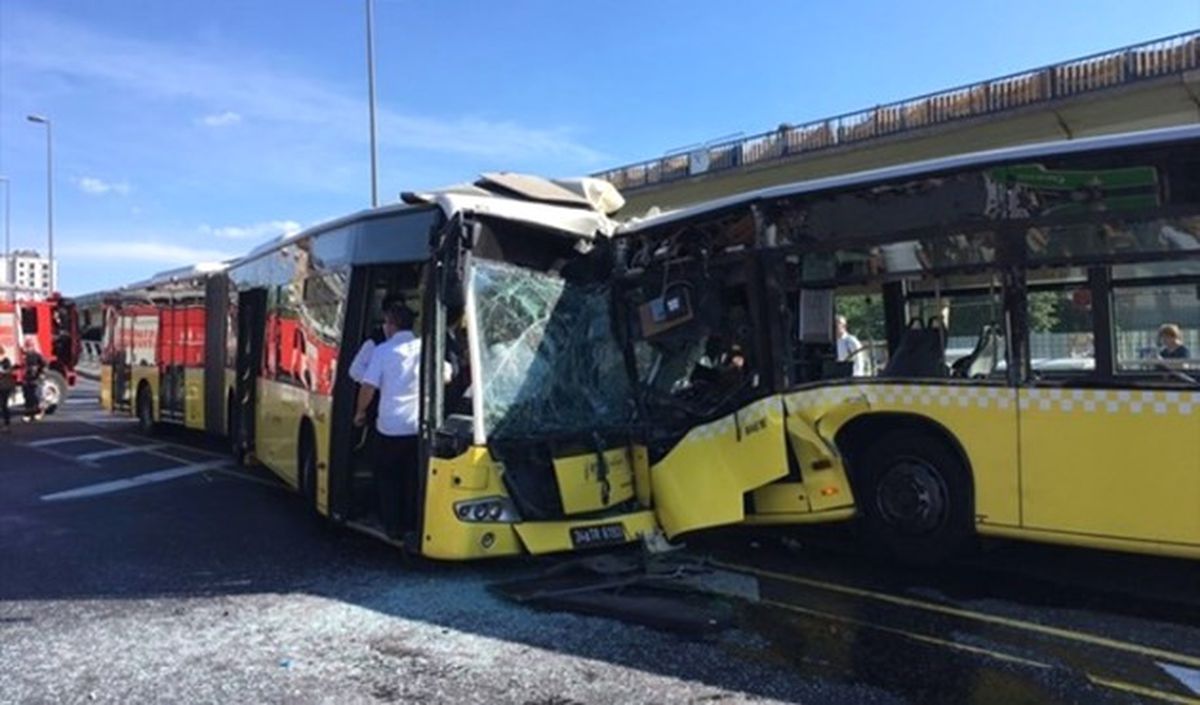 İstanbul\'da İki Metrobüs Kafa Kafaya Çarpıştı