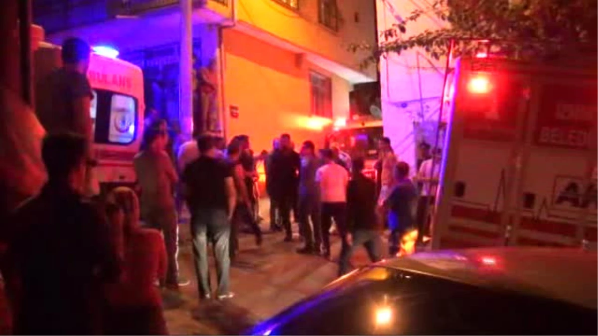 Izmir\'de 3 Kişiyi Öldürdükten Sonra Evi Ateşe Verdiler