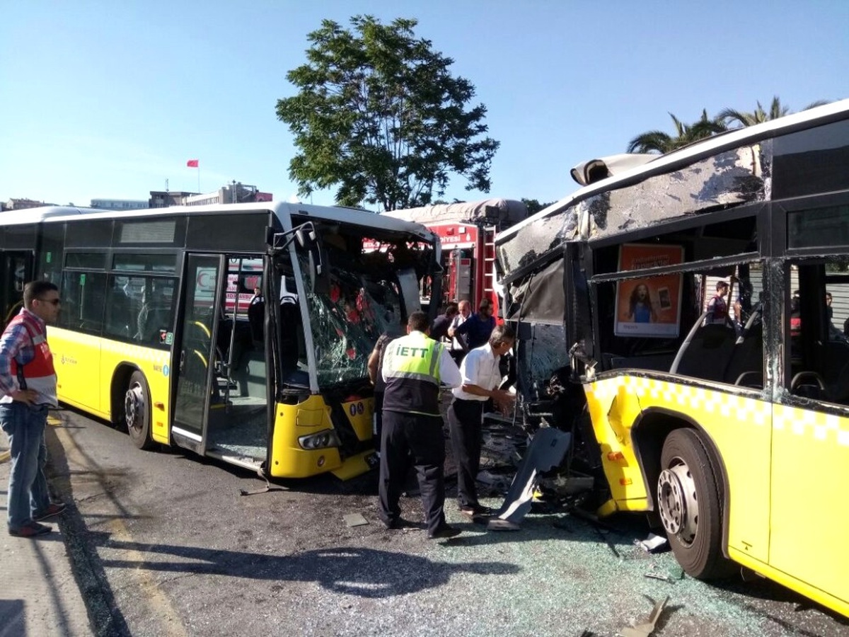 Kadıköy\'de Metrobüsler Kafa Kafaya Çarpıştı: 3\'ü Ağır 29 Yaralı