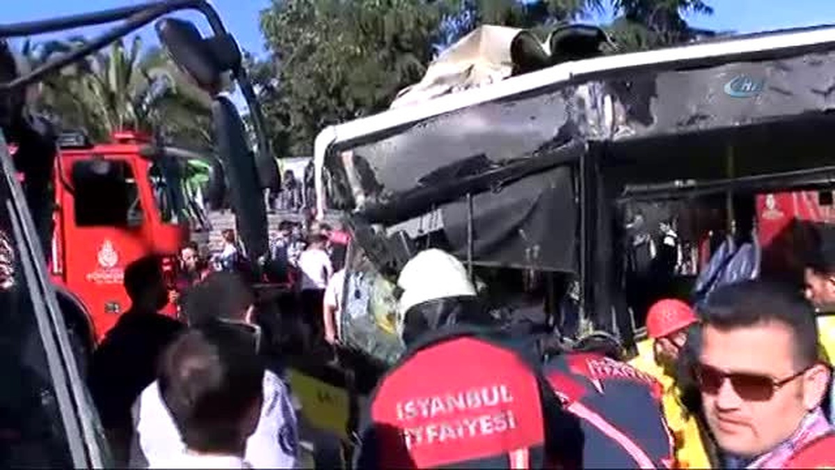 Kadıköy Söğütlüçeşme Metrobüs Durağında İki Metrobüs Kafa Kafaya Çarpıştı.