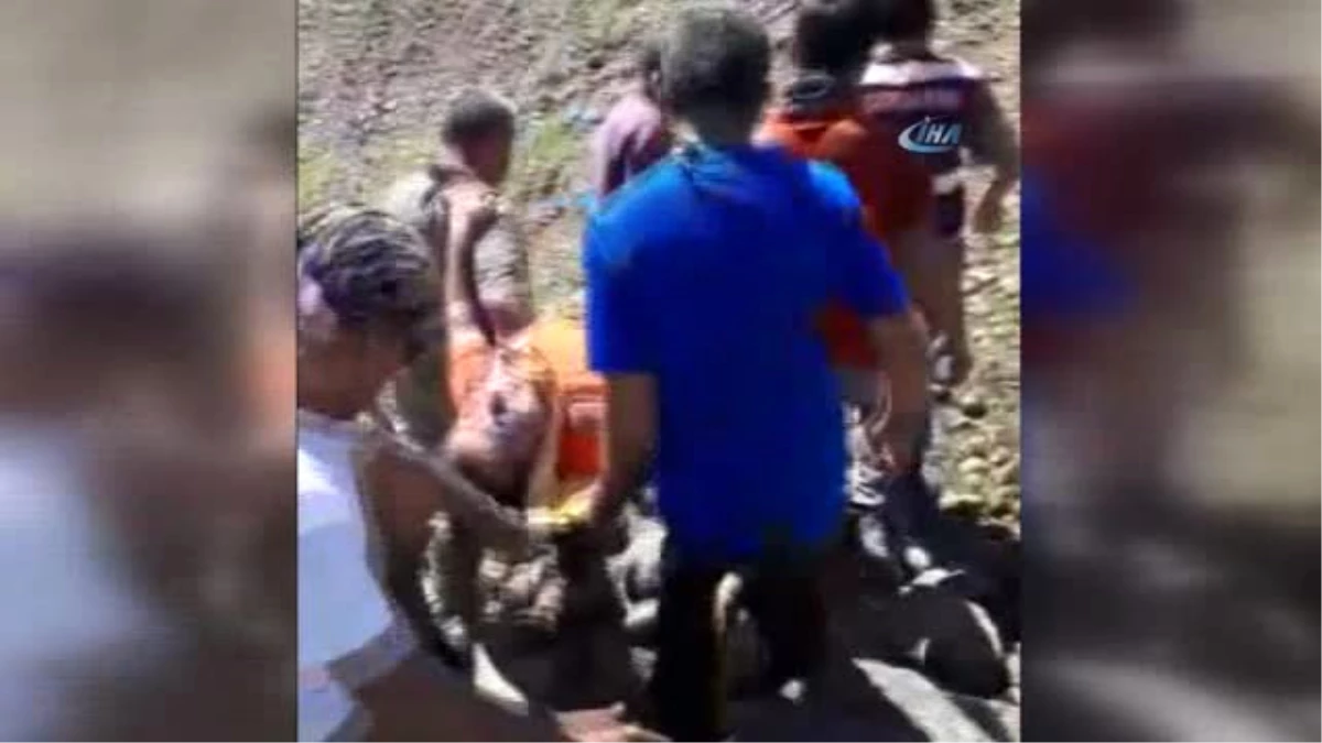 Kahramanmaraş\'ta Kalkan Paraşütçü Gaziantep\'te Kayalık Alana Düştü