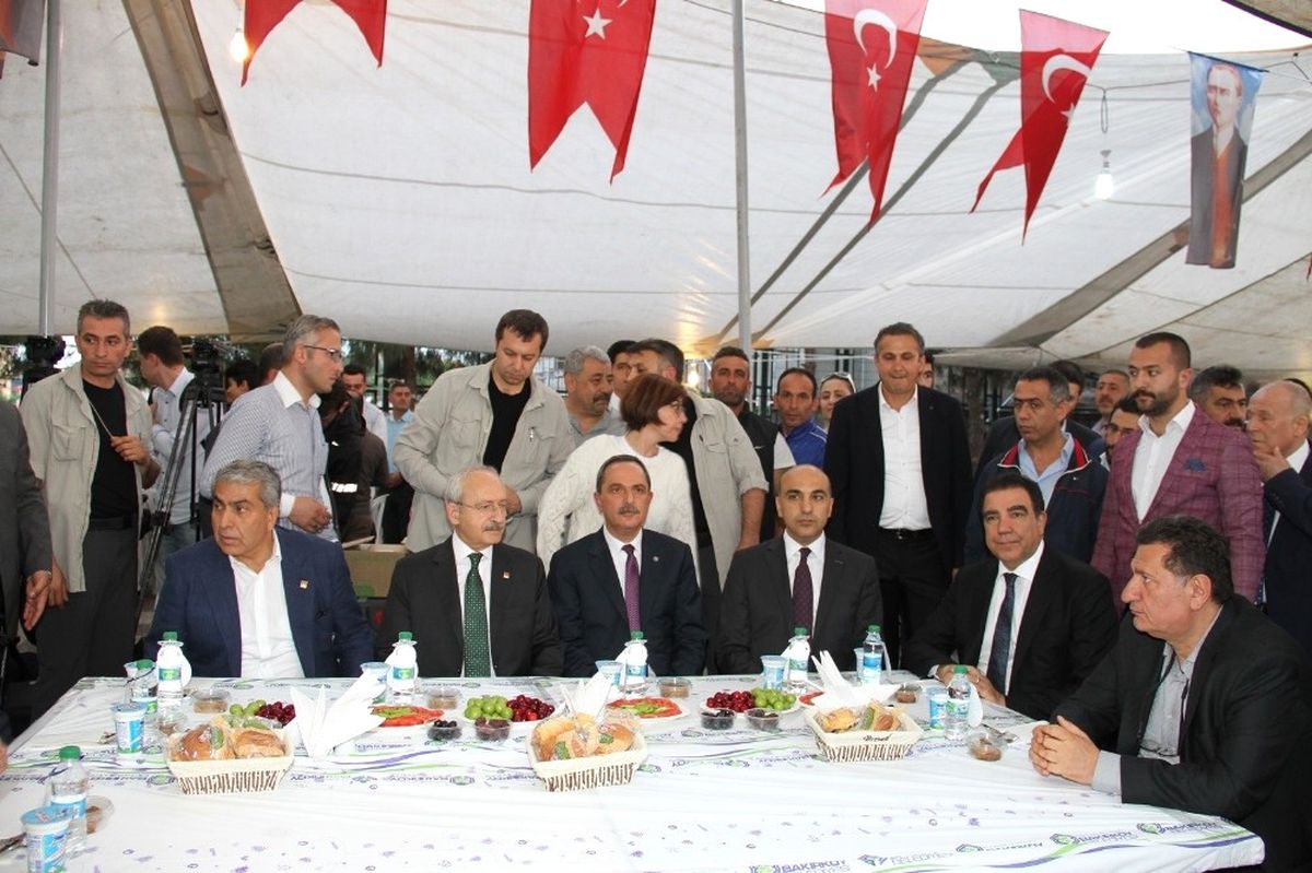 Kılıçdaroğlu, Bakırköy\'de Pazar Esnafıyla İftar Yaptı