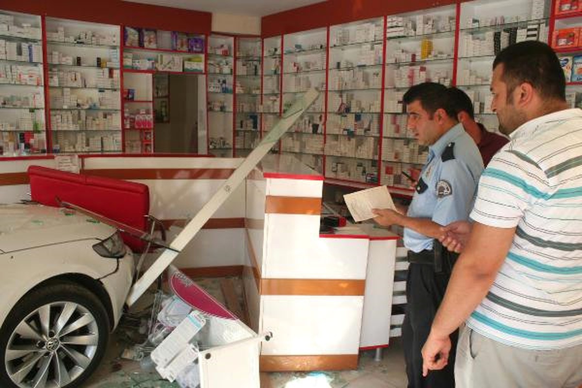 Kontrolden Çıkan Otomobil, Nöbetçi Ecnazeye Girdi: 2 Yaralı