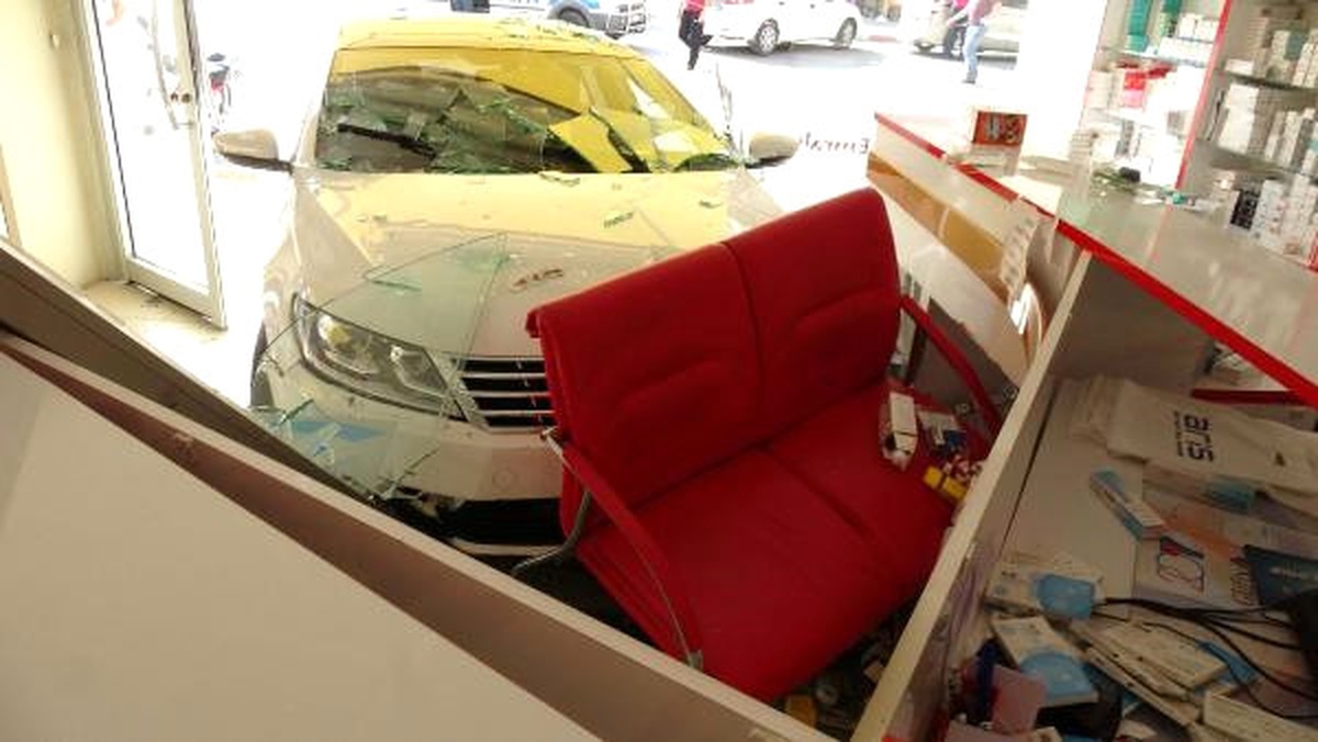 Kontrolden Çıkan Otomobil, Nöbetçi Ecnazeye Girdi: 2 Yaralı