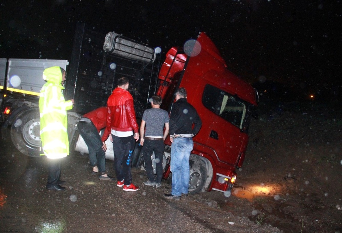 Kontrolden Çıkan Tır ile Kamyonet Kanala Düştü