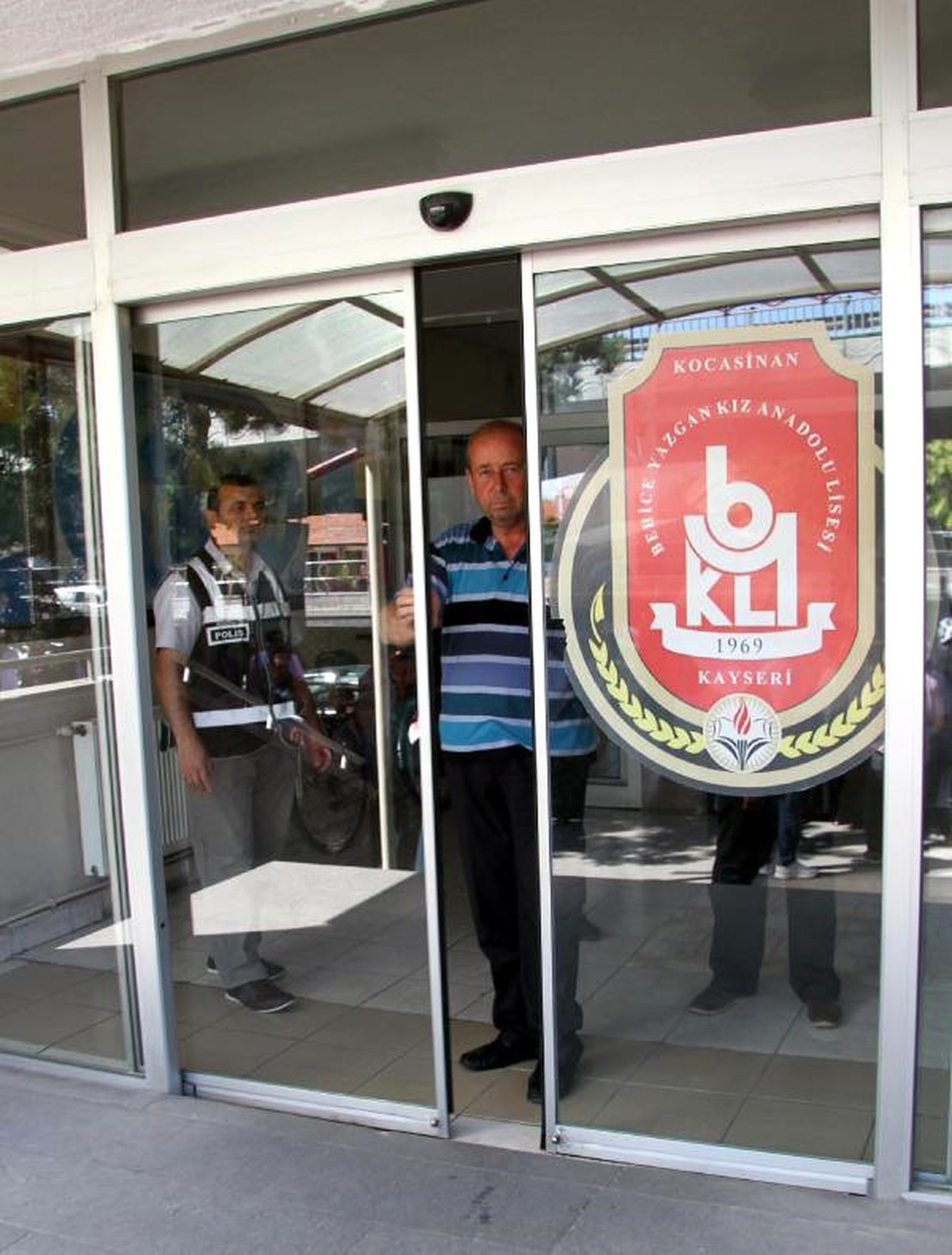 Lys\'ye Geç Kalan 13 Aday Salona Alınmadı