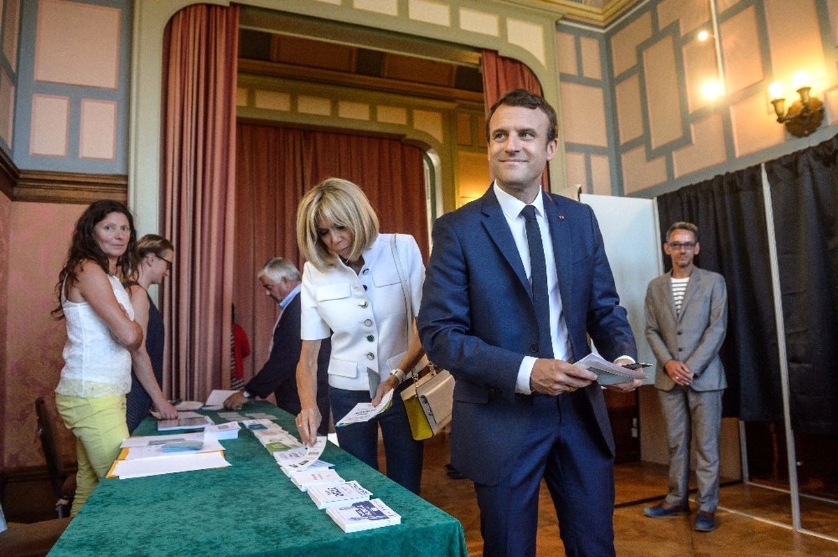 Macron\'un Partisinden Ezici Galibiyet