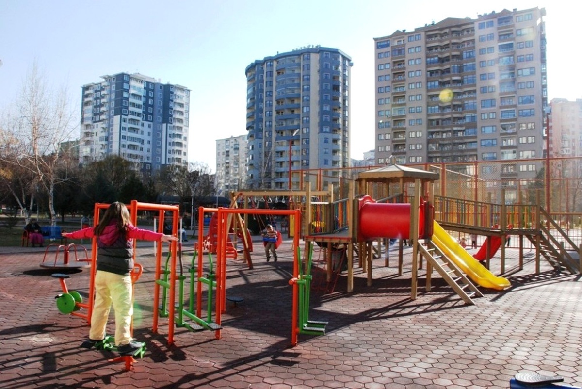 Melikgazi\'de Parklar Çocukları Bekliyor