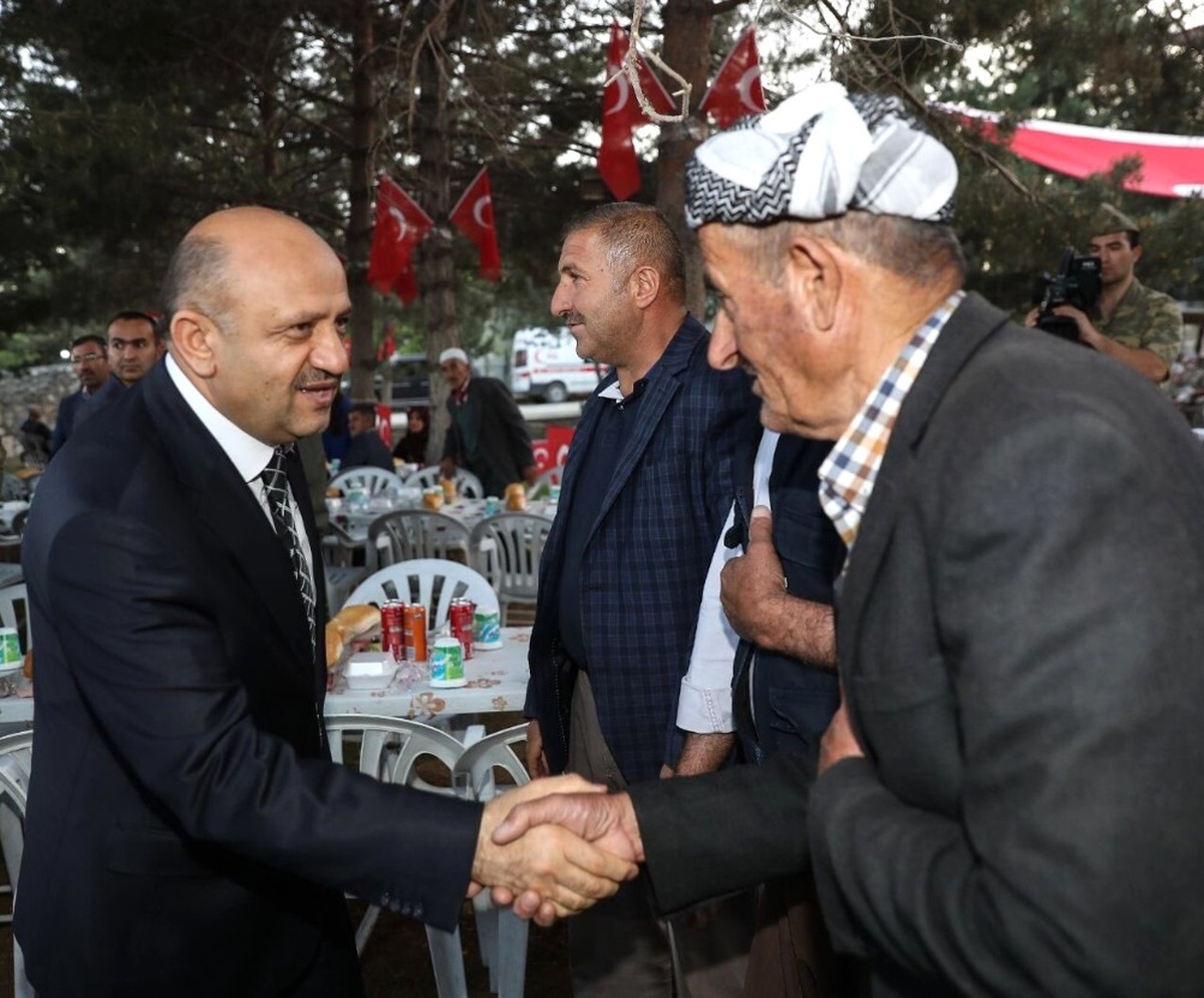 Milli Savunma Bakanı Fikri Işık Yüksekova\'da