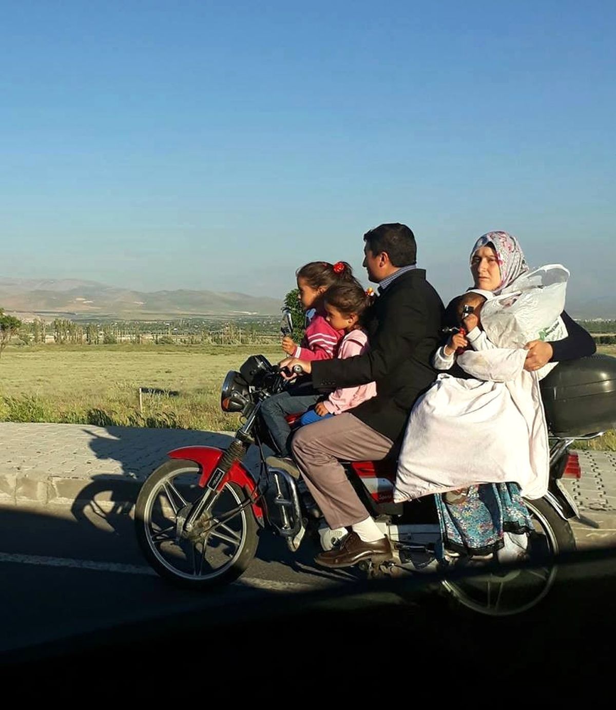 Motosiklet Üzerinde Aile Boyu Tehlikeli Yolculuk