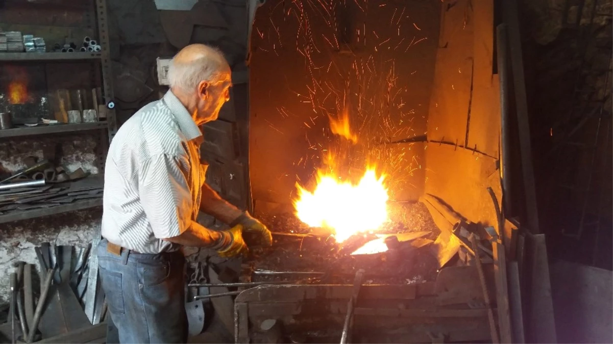 72 Yaşında Oruç Tutup Yüzlerce Derece Ateşin Başında Çekiç Sallıyor