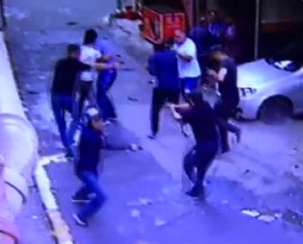 Beyoğlu\'nda Esnaf ile Torbacılar Arasındaki Silahlı Çatışma Kamerada