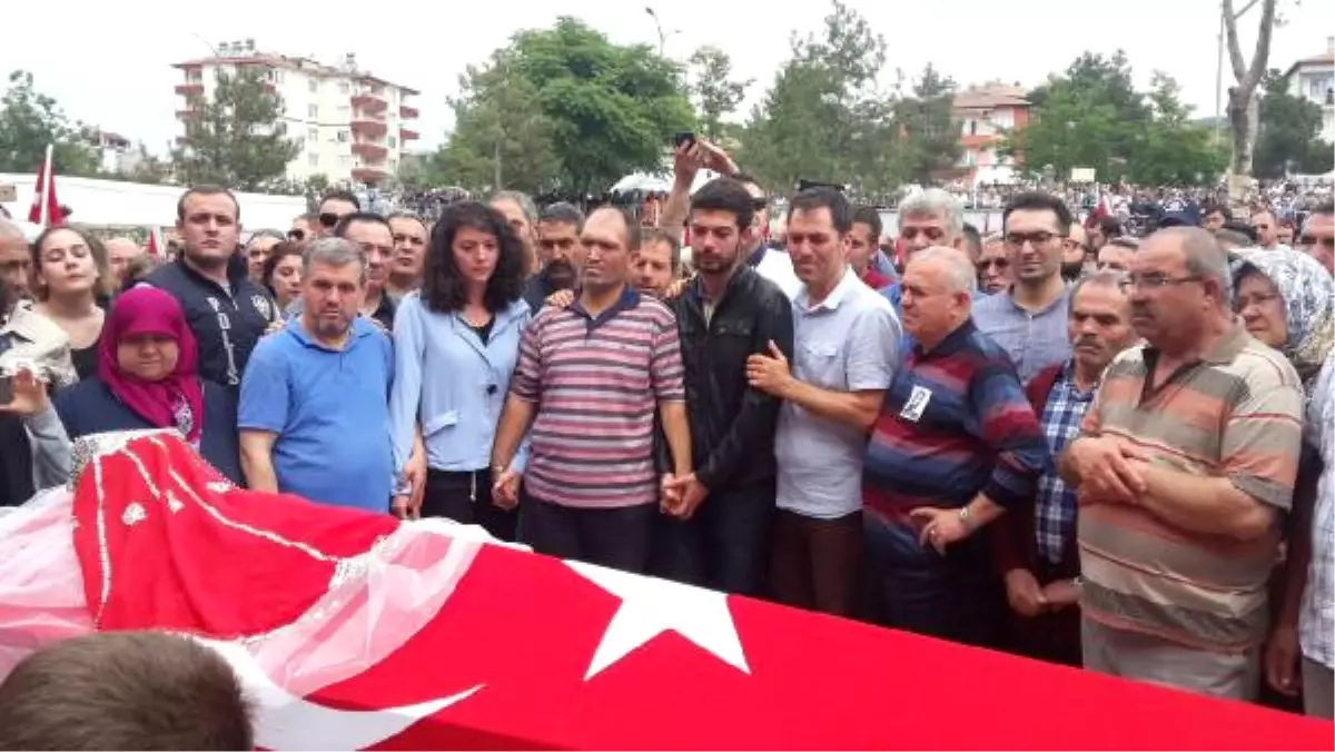 Şehit Aybüke Öğretmen Duvağı ve Kırmızı Yazmayla Uğurlandı