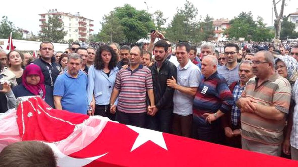 Şehit Aybüke Öğretmen Duvağı ve Kırmızı Yazmayla Uğurlandı (2)