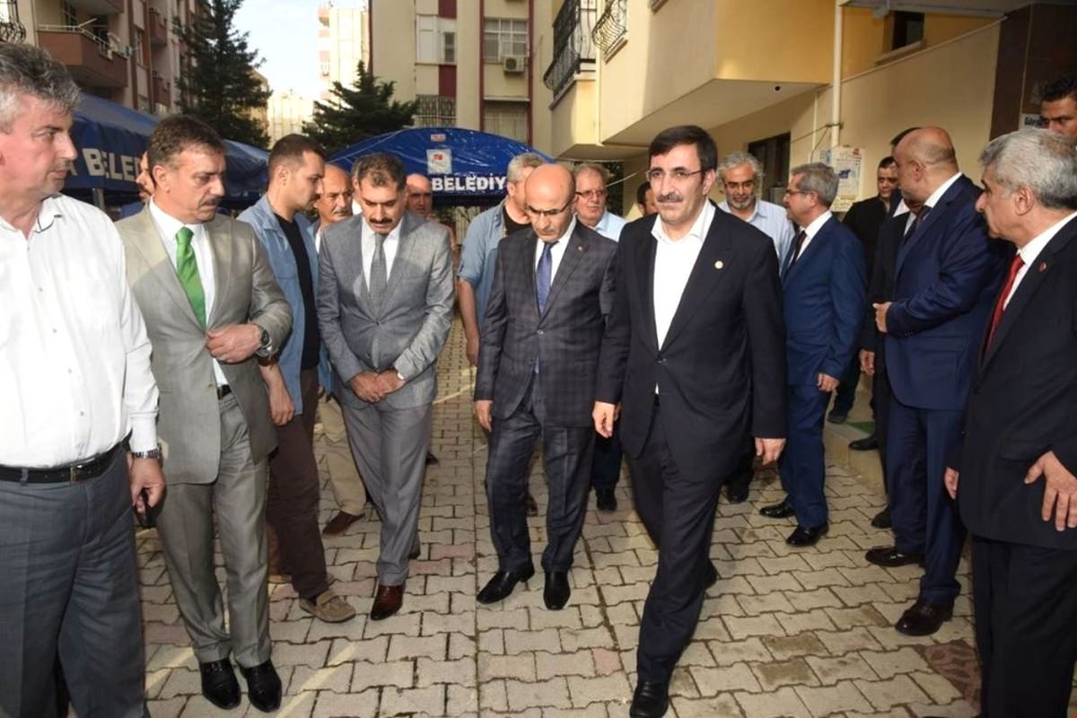 Şehit Pilot Yüzbaşı Serhat Sığnak\'ın Ailesine Taziye Ziyareti