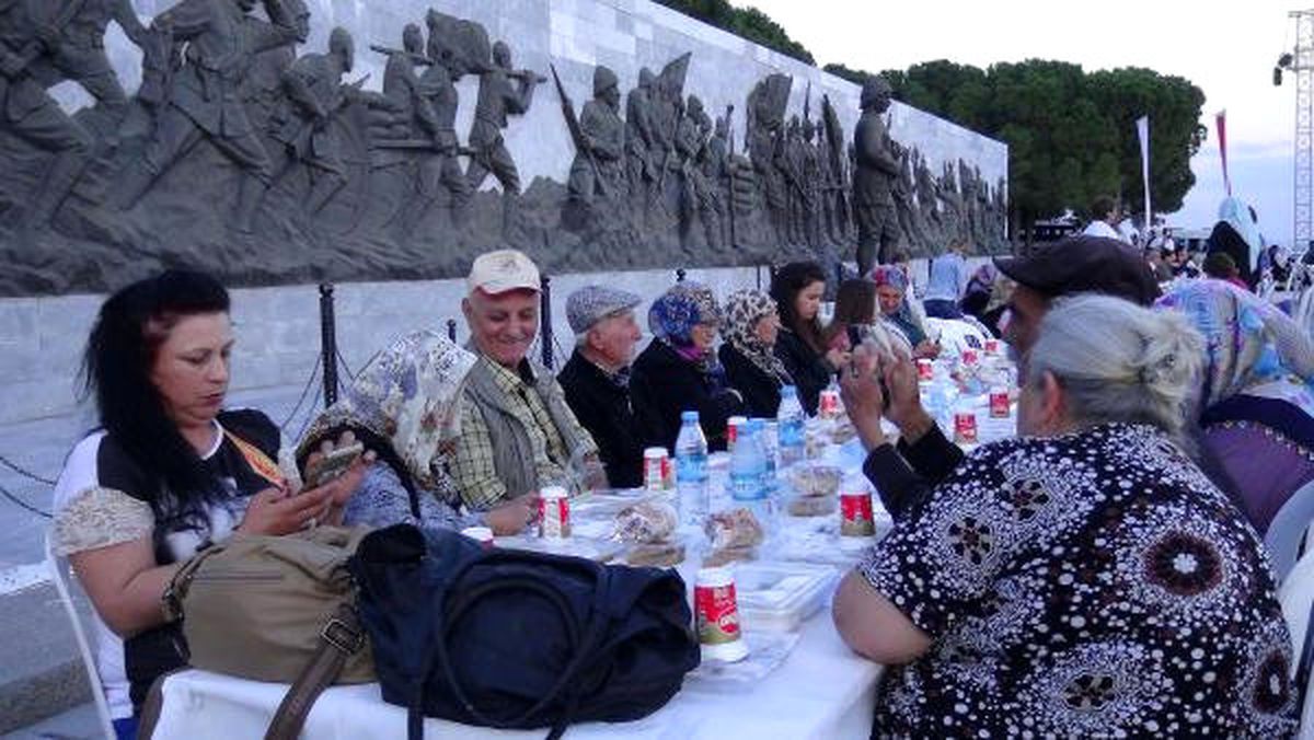 Şehitler Abidesi\'nde Oruçlarını Açtılar
