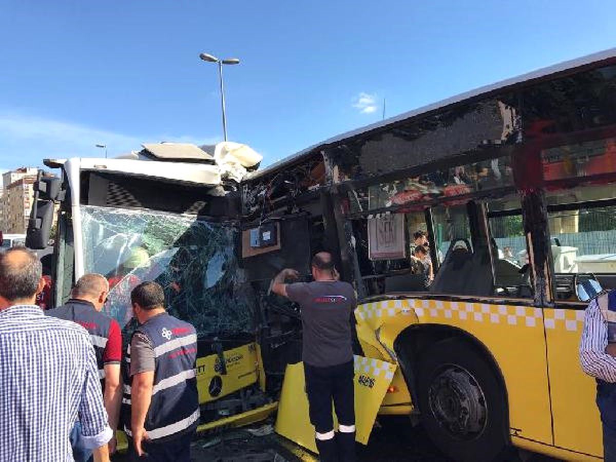 Söğütlüçeşme\'de İki Metrobüs Kafa Kafaya Çarpıştı, 3\'ü Ağır 25 Yaralı (2)
