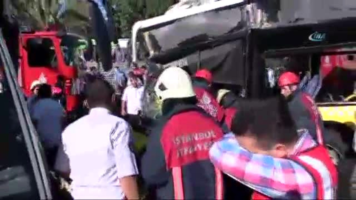Söğütlüçeşme\'de İki Metrobüs Kafa Kafaya Çarpıştı (1)