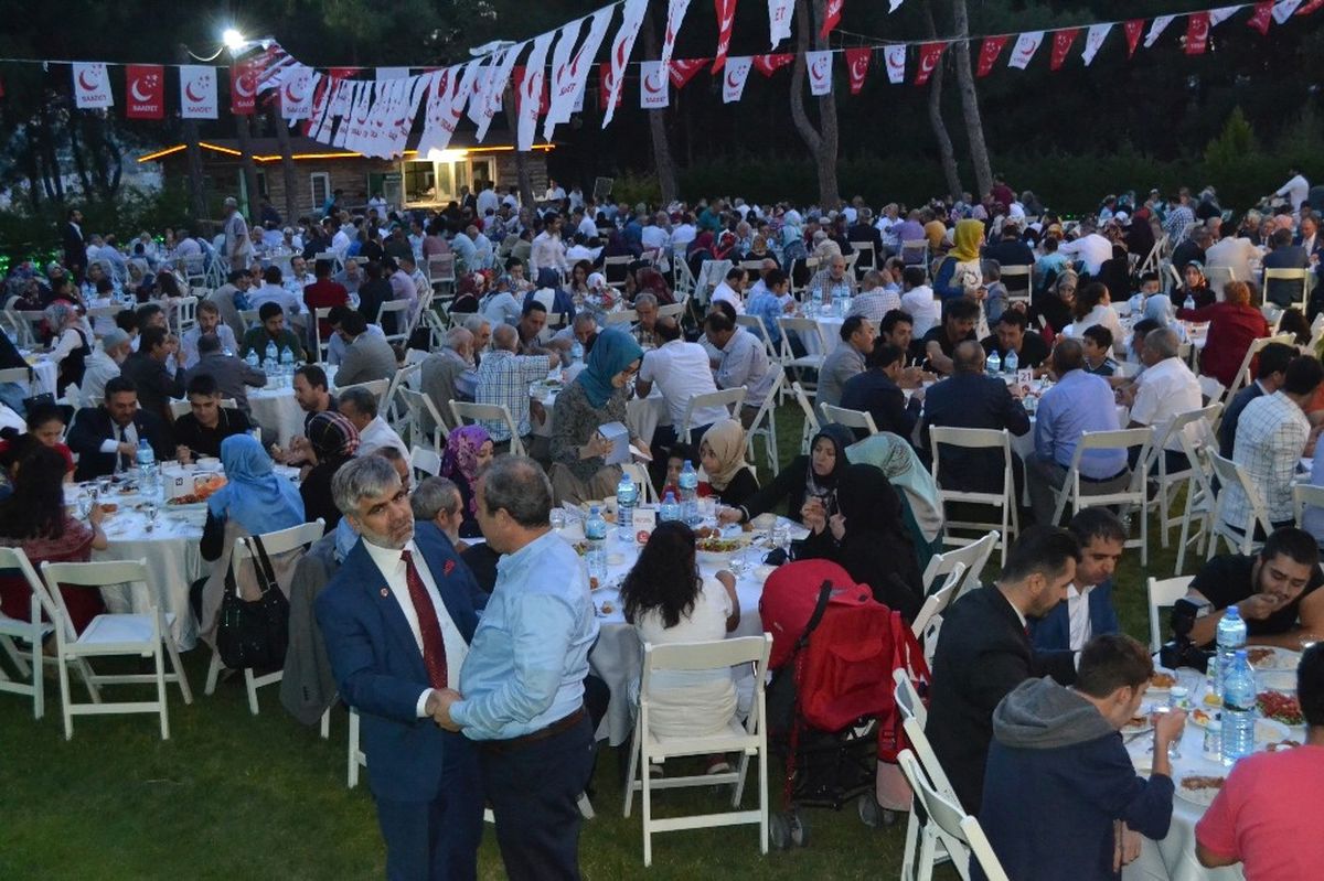 Sp Genel Başkanı Karamollaoğlu, İzmir\'de İftarda Partililerle Buluştu