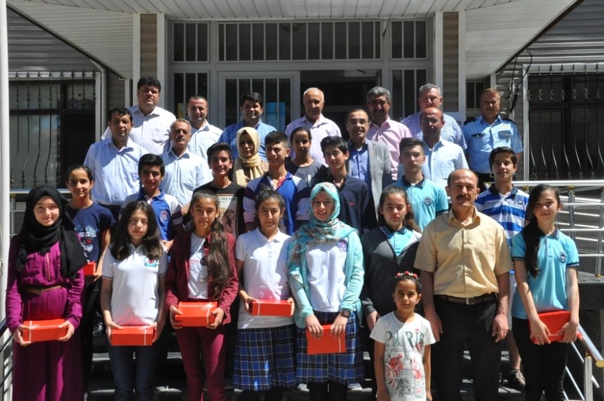 Teog\'ta Başarılı Olan Öğrencilere Plaket Verildi