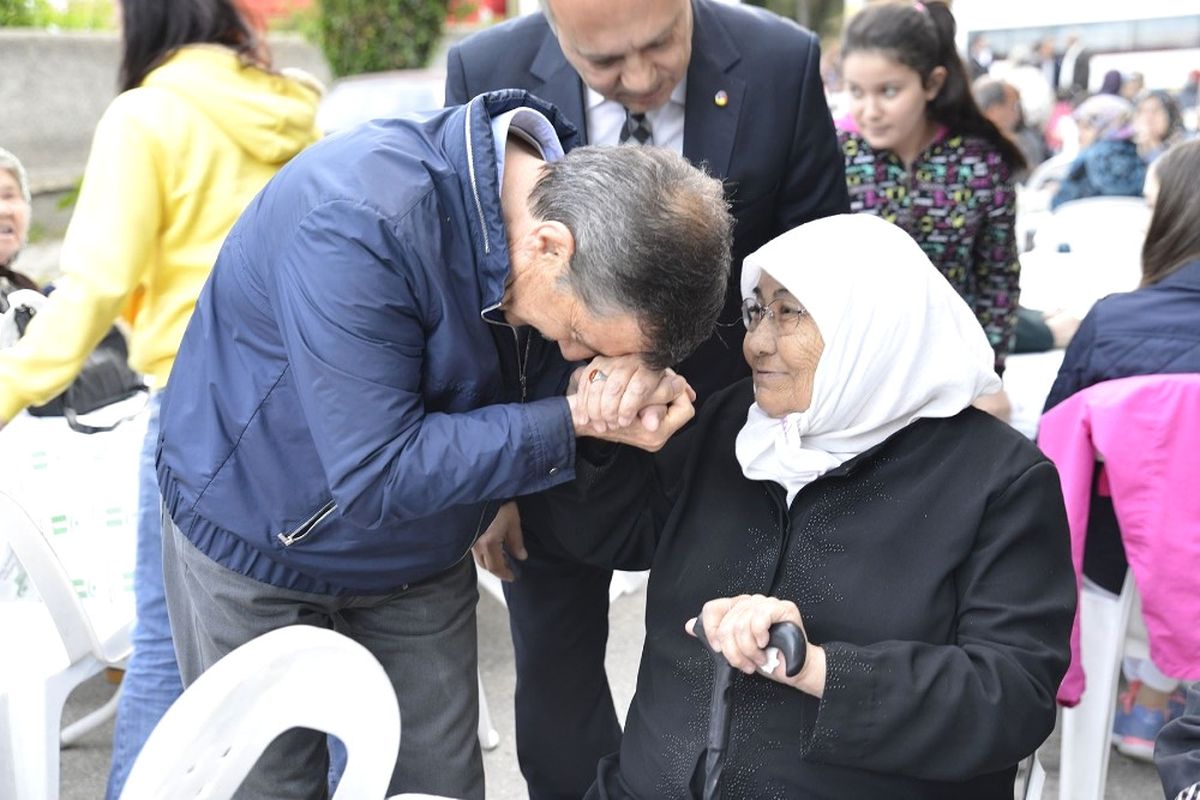 Tepebaşı Belediyesi Şeker Mahallesi\'nde İftar Verdi