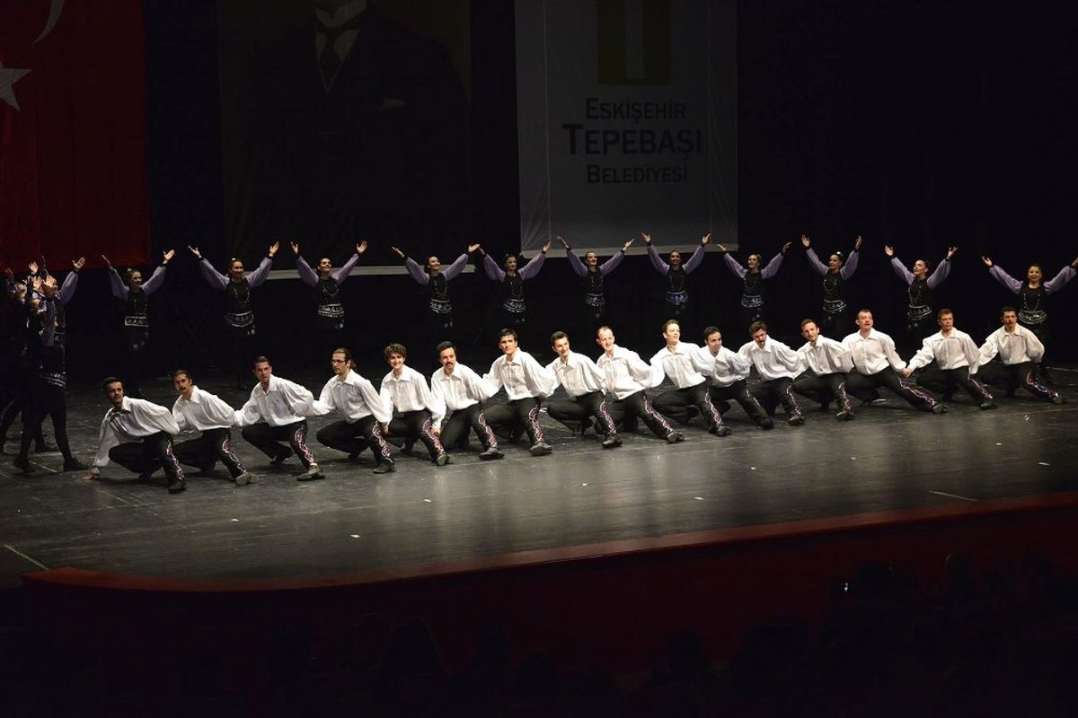 Tepebaşı Halk Dansları Topluluğu Büyüledi